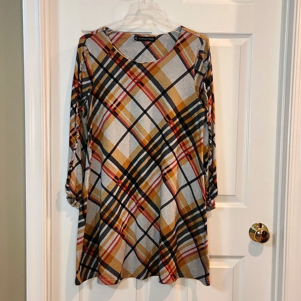 MADISON LEIGH Size MPetite. Adorable plaid print, balloon sleeves with ruffle